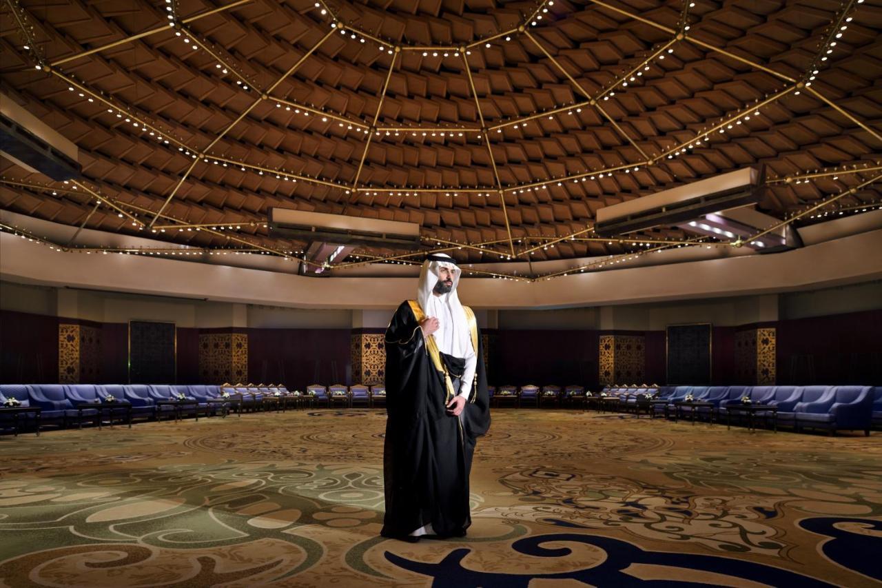 利雅得洲际酒店 利雅德 外观 照片 Sheikh Ahmed at the opening of the Al-Shaqra National Museum