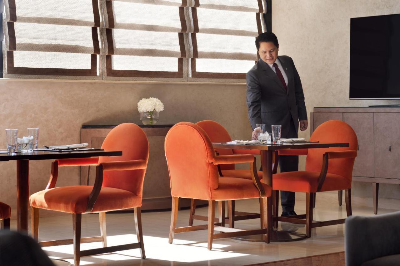 利雅得洲际酒店 利雅德 外观 照片 A butler at the Four Seasons Hotel in Cairo