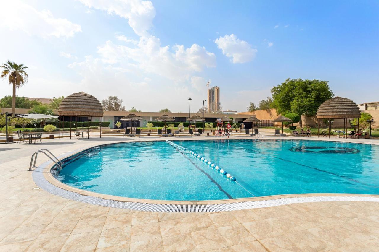 利雅得洲际酒店 利雅德 外观 照片 Swimming pool at the club