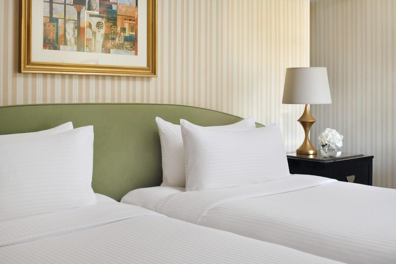 利雅得洲际酒店 利雅德 外观 照片 A bed with white sheets