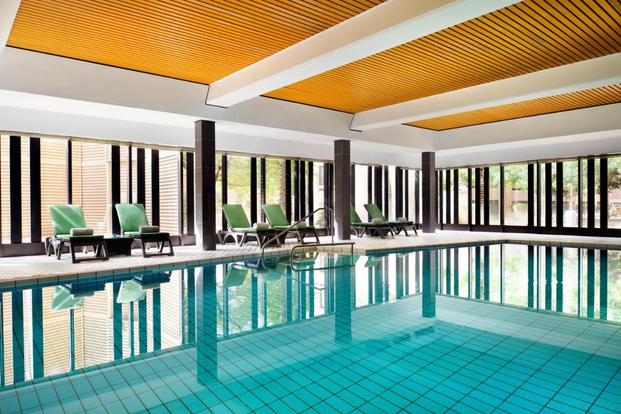 利雅得洲际酒店 利雅德 外观 照片 The swimming pool at the hotel