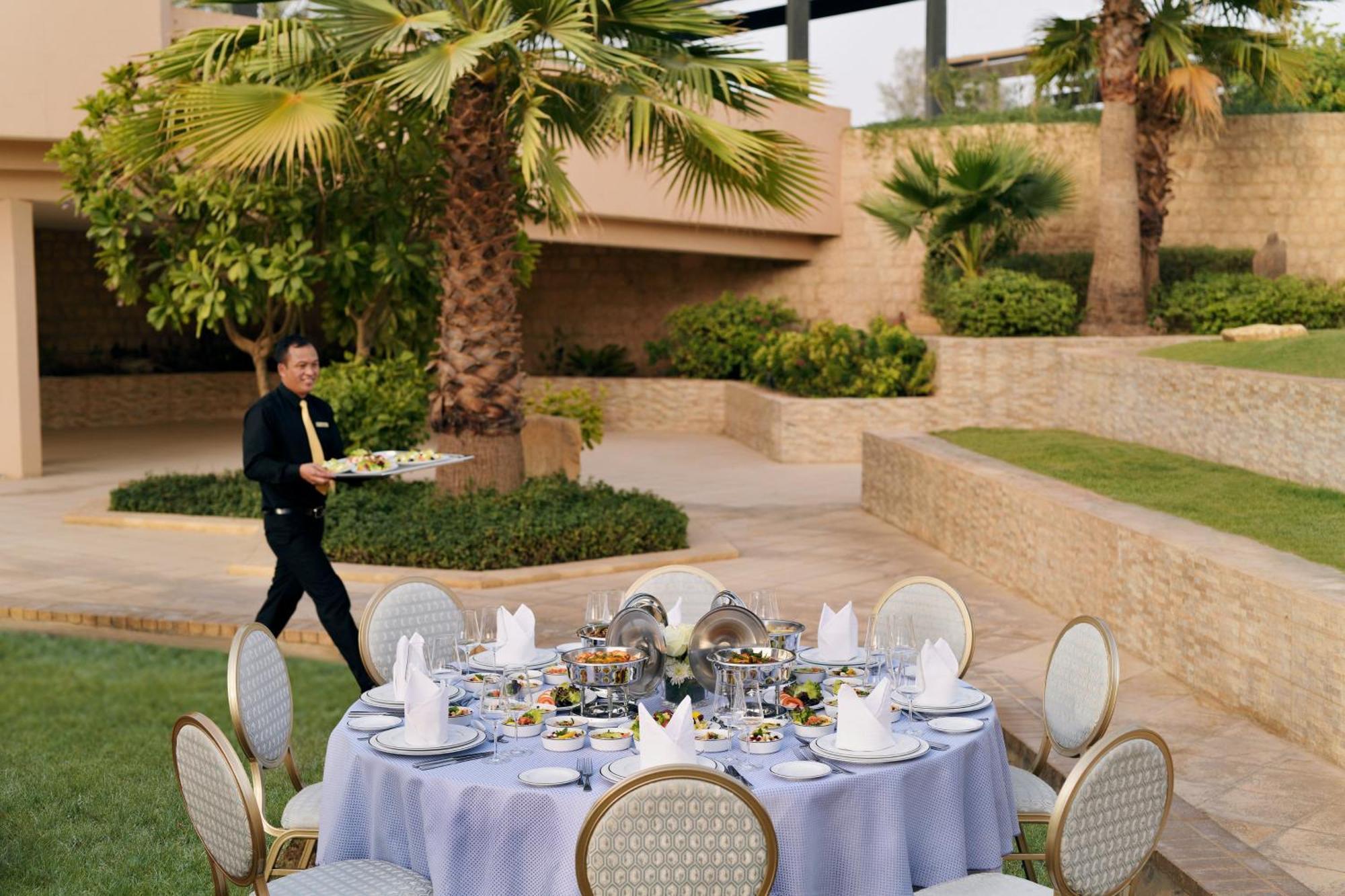 利雅得洲际酒店 利雅德 外观 照片 A butler at the Jumeirah Atlantis Hotel in Dubai