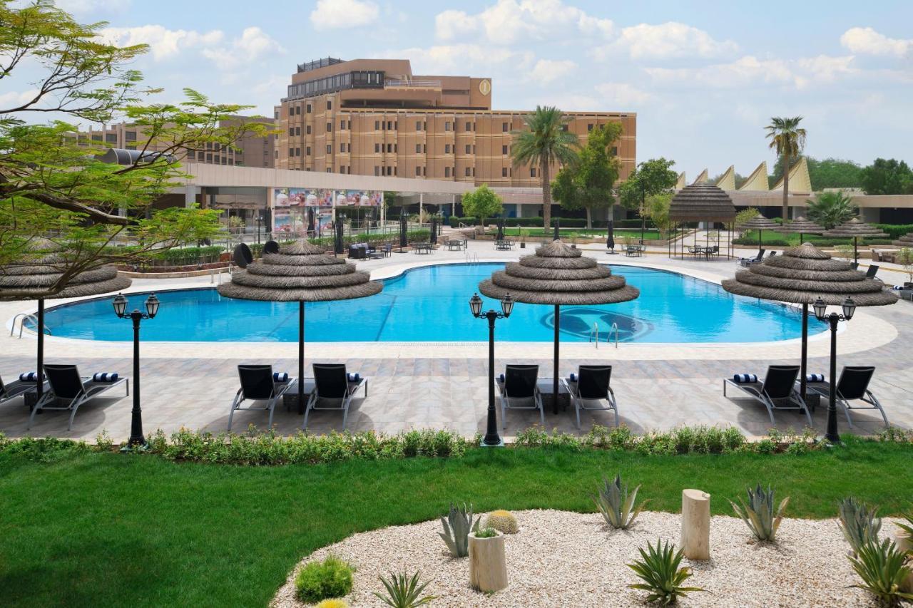 利雅得洲际酒店 利雅德 外观 照片 The pool at the hotel