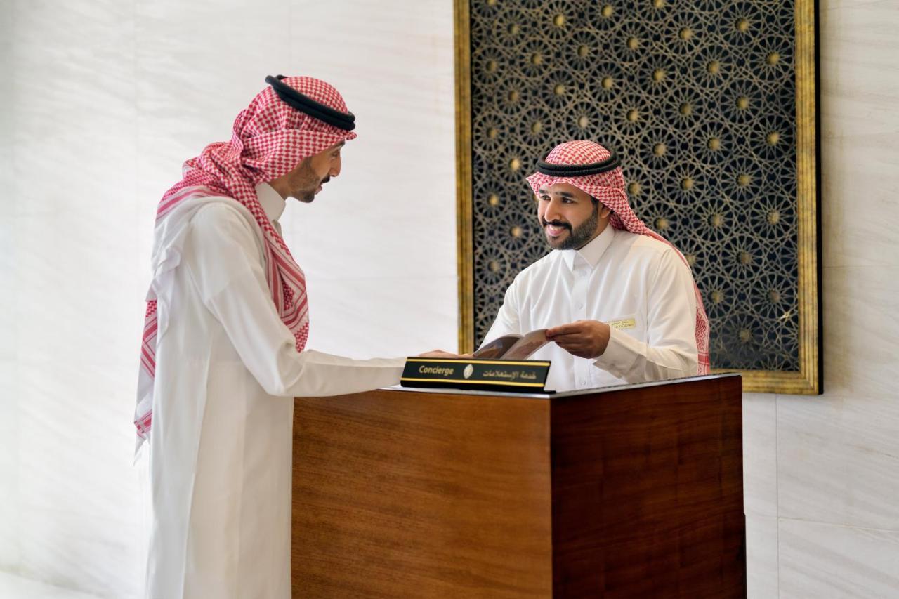 利雅得洲际酒店 利雅德 外观 照片 Saudi Arabian men wearing the traditional dishdasha