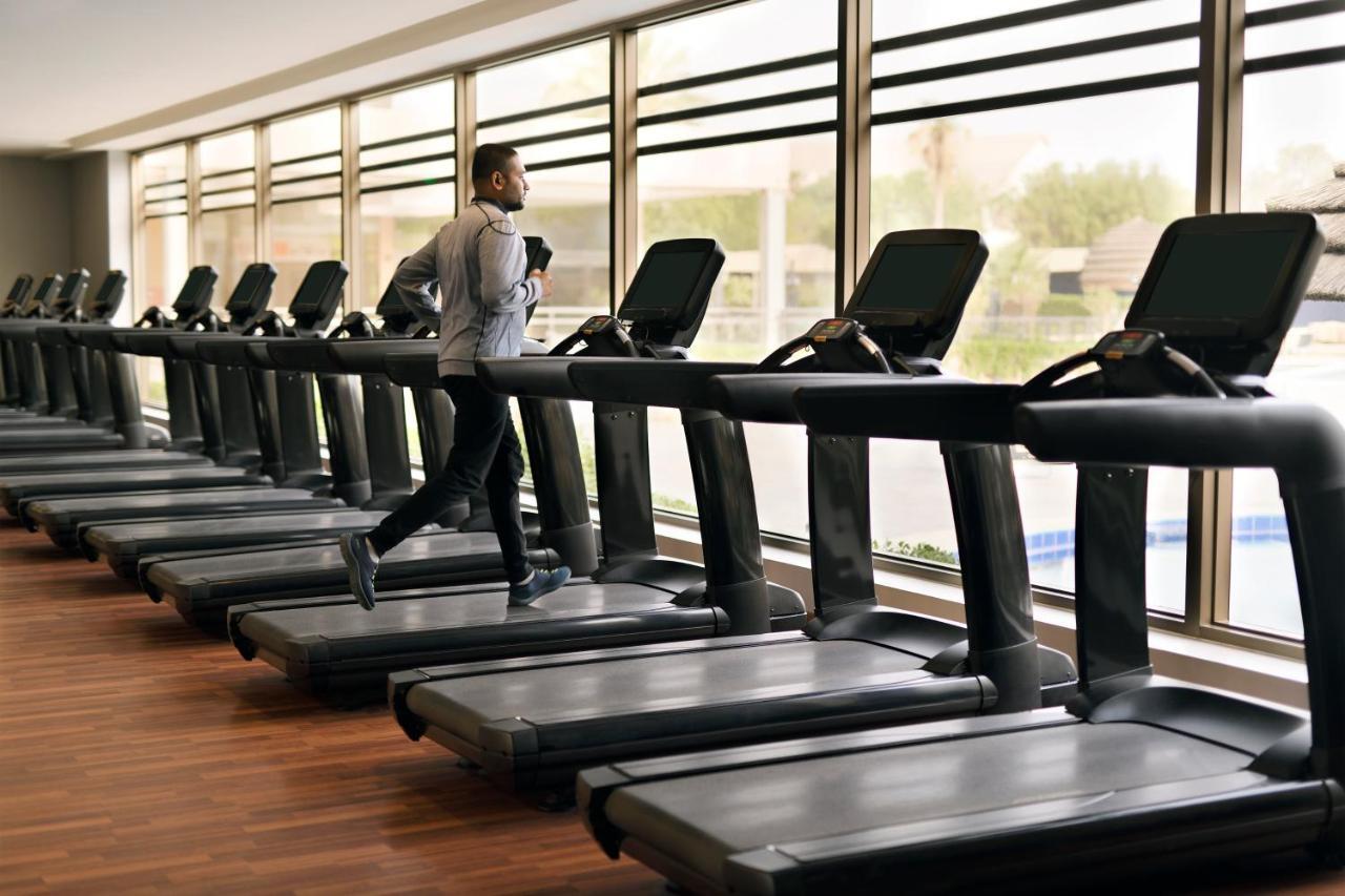 利雅得洲际酒店 利雅德 外观 照片 A row of treadmills