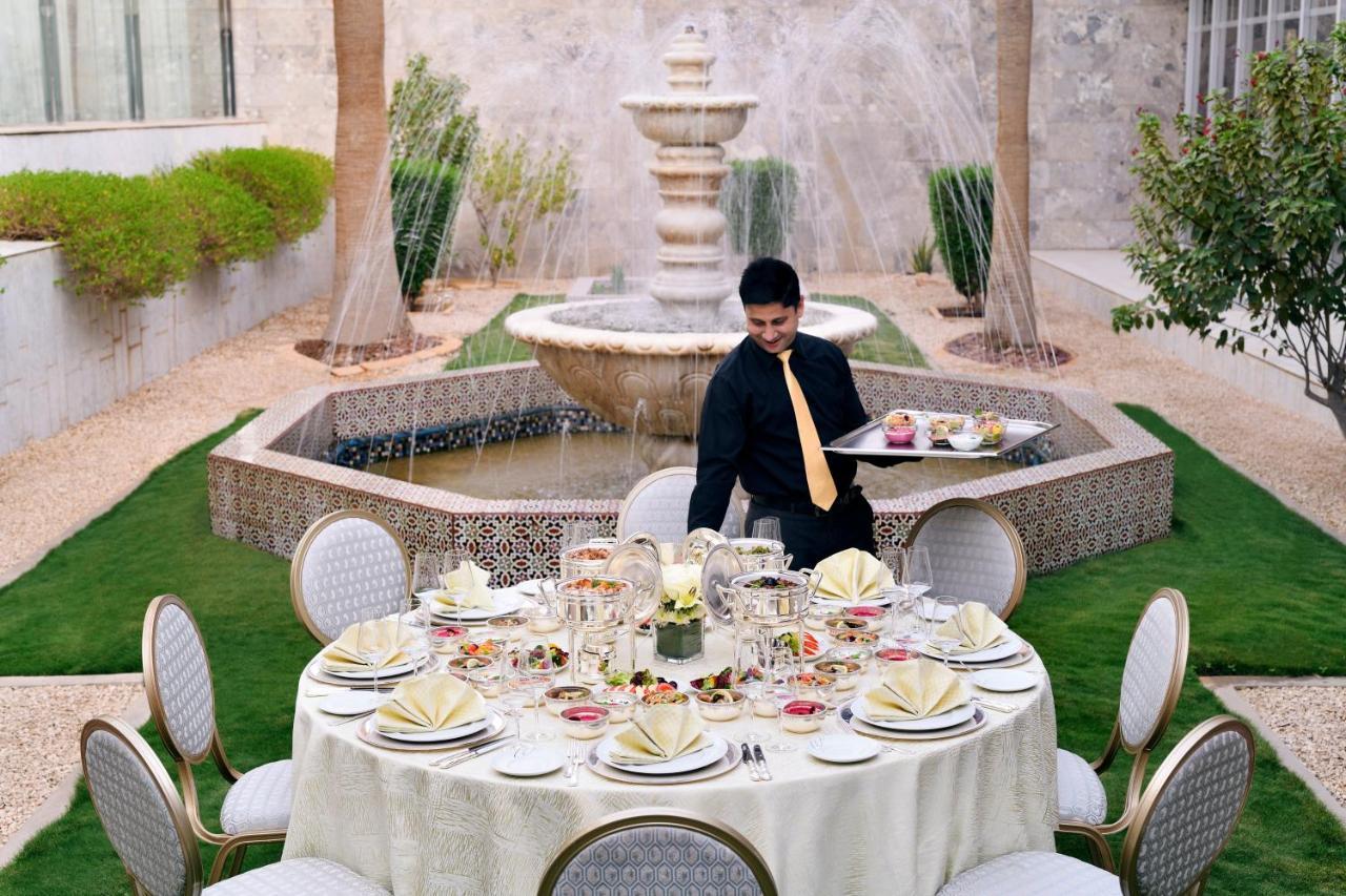 利雅得洲际酒店 利雅德 外观 照片 A butler at the Four Seasons Hotel in Cairo, Egypt