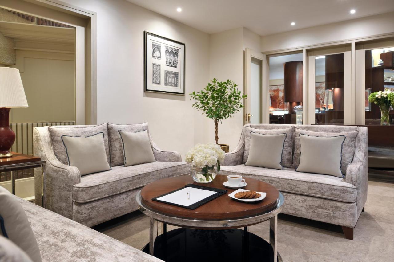 利雅得洲际酒店 利雅德 外观 照片 The living room of a suite at The Dorchester