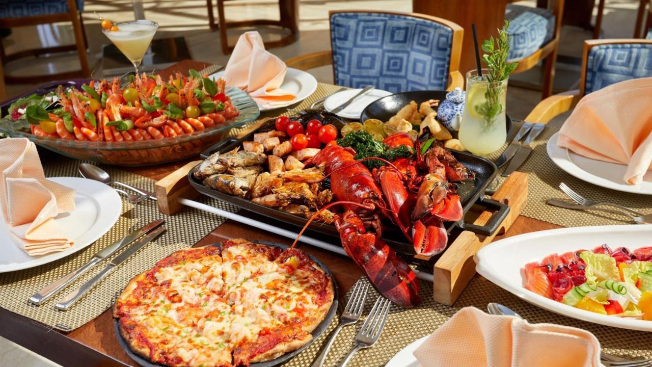 利雅得洲际酒店 利雅德 外观 照片 A lobster dinner