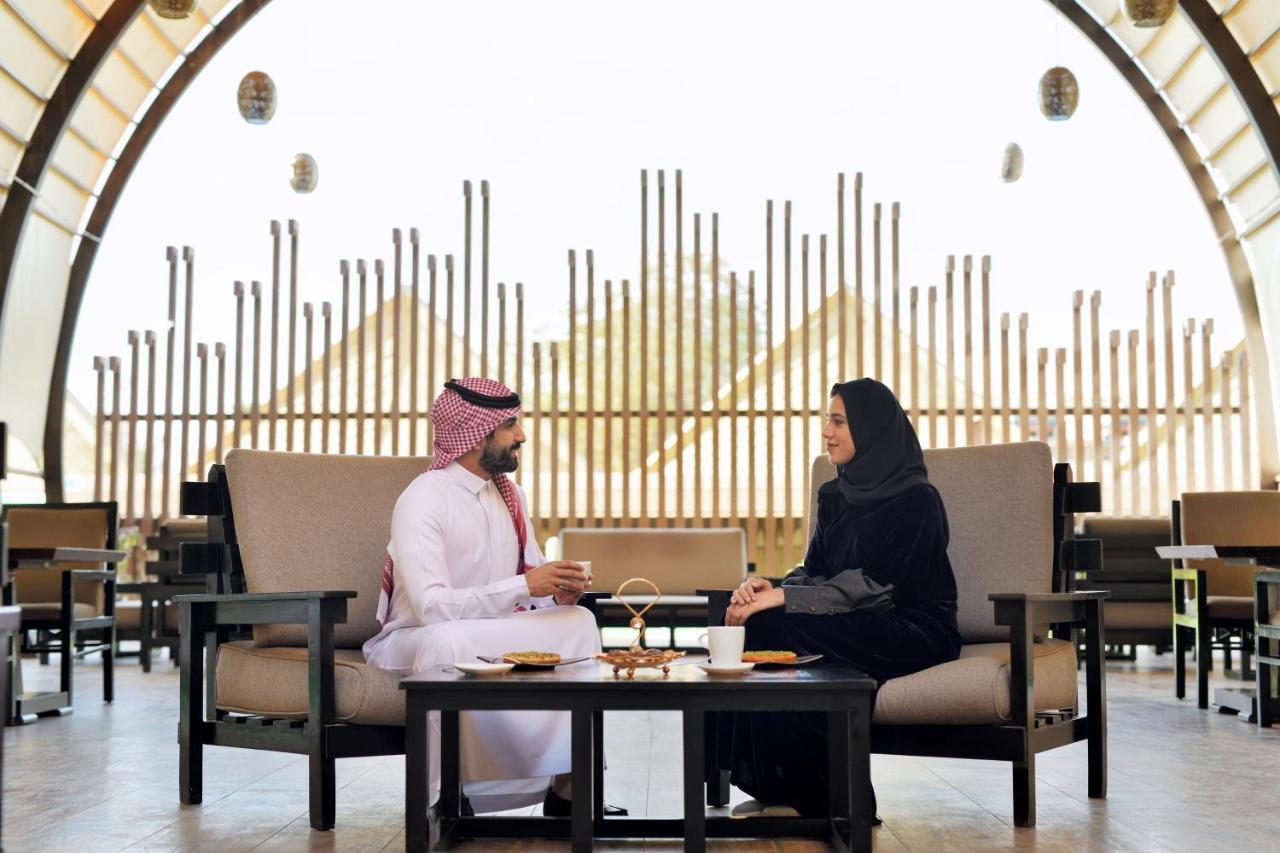 利雅得洲际酒店 利雅德 外观 照片 A Saudi Arabian man and woman in traditional dress