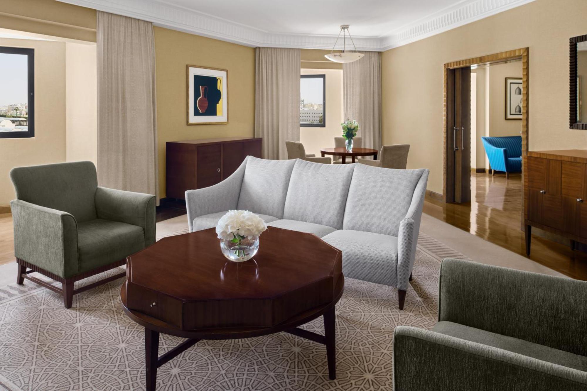 利雅得洲际酒店 利雅德 外观 照片 A living room in a suite at the Hilton San Francisco