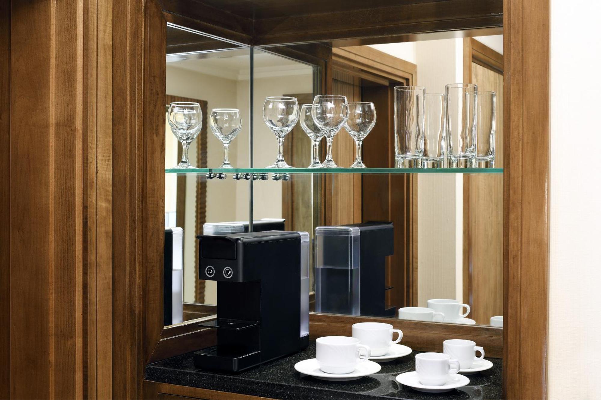 利雅得洲际酒店 利雅德 外观 照片 A Nespresso machine in a hotel room