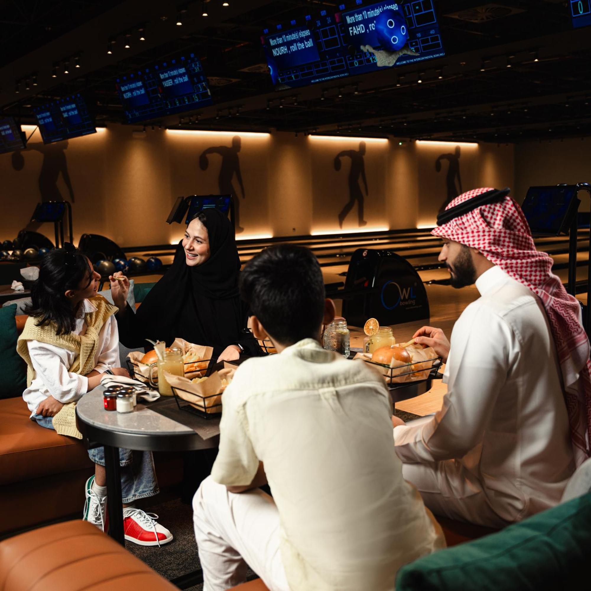利雅得洲际酒店 利雅德 外观 照片 A family at a restaurant in the United Arab Emirates